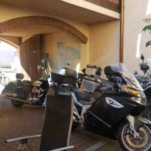 Unterstellmöglichkeit für Motorradfahrer