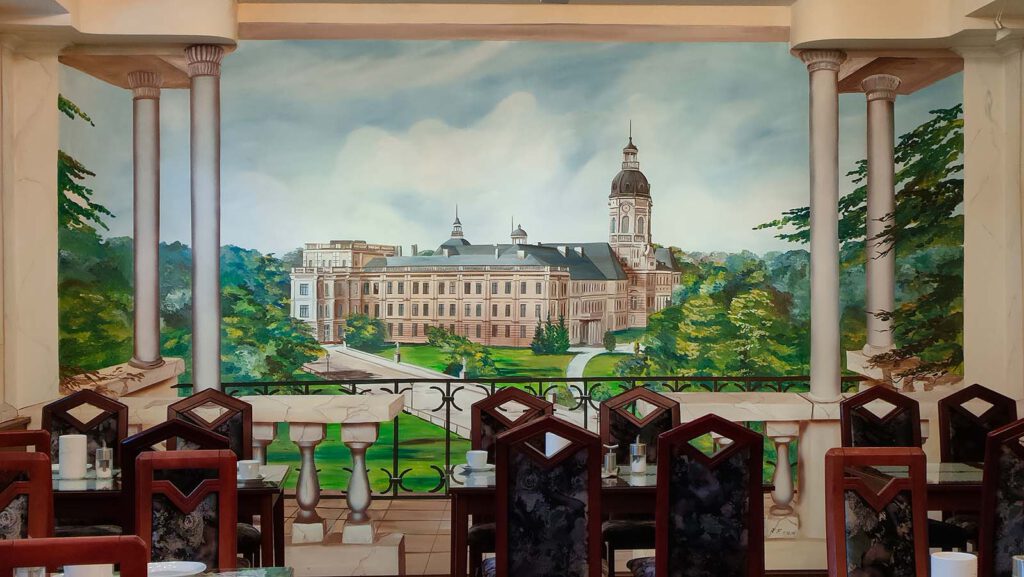 Frühstücksraum im Schlosszimmer mit vielen Wandmalereien