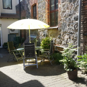 Sitzecke mit historischer Felswand